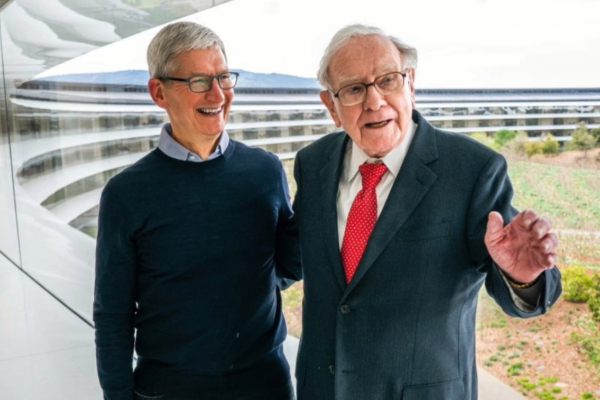 Tim-Cook-and-Warren-Buffett
