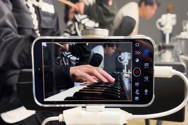 Kroi uses 40 iphones for song